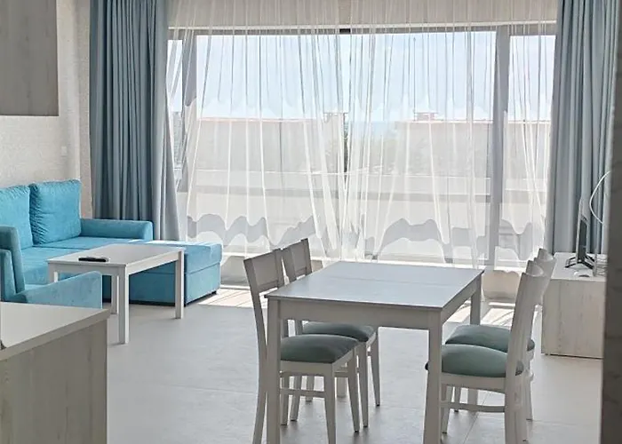 Sea Point La Apartahotel 4*