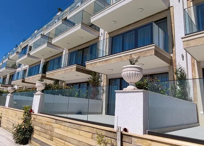 Sea Point La Apartahotel 4*